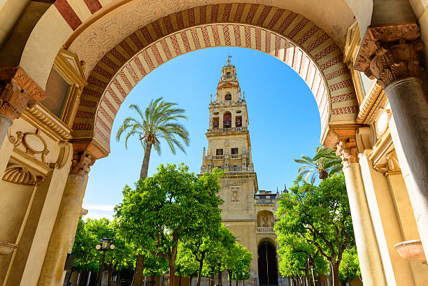 die moschee kathedrale von cordoba - middle ages architecture and buildings place of worship church stock-fotos und bilder