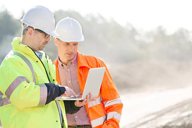 baustelle - construction worker construction building contractor hardhat stock-fotos und bilder