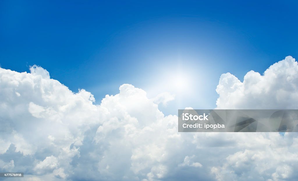 Blauer Himmel mit Wolken und Sonnenstrahl im Sommer - Lizenzfrei 2015 Stock-Foto