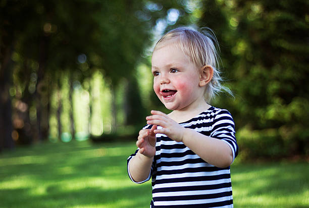 rapariga feliz no parque - toddler child animal tongue human tongue imagens e fotografias de stock