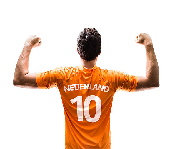 holandês jogador de futebol inglês celebra em fundo branco - holanda futebol imagens e fotografias de stock