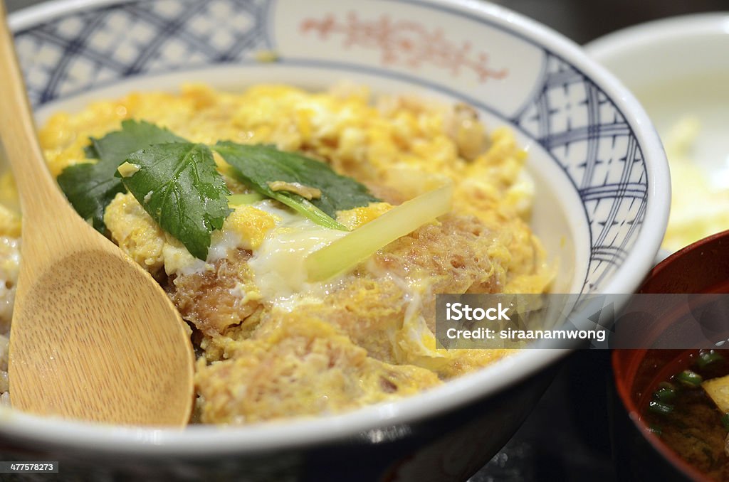 Cucina giapponese, Katsudon cotoletta di maiale con uovo fritto su riso - Foto stock royalty-free di Al vapore