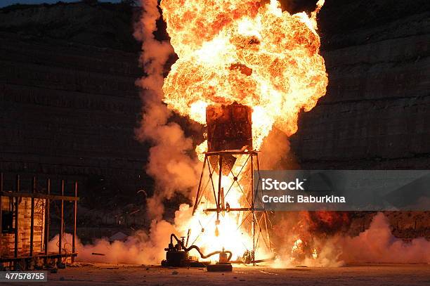Poderosa Explosão - Fotografias de stock e mais imagens de Amarelo - Amarelo, Bomba, Calor