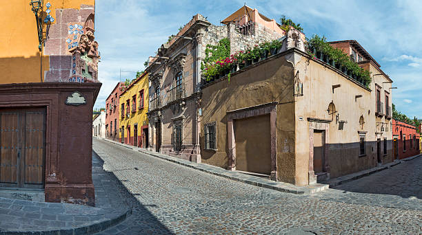 colonial street in guanajuato, messico - mexico san miguel de allende wall road foto e immagini stock
