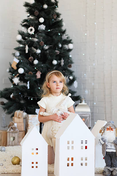 menina à espera de um milagre em decorações de natal - clock baby christmas small - fotografias e filmes do acervo