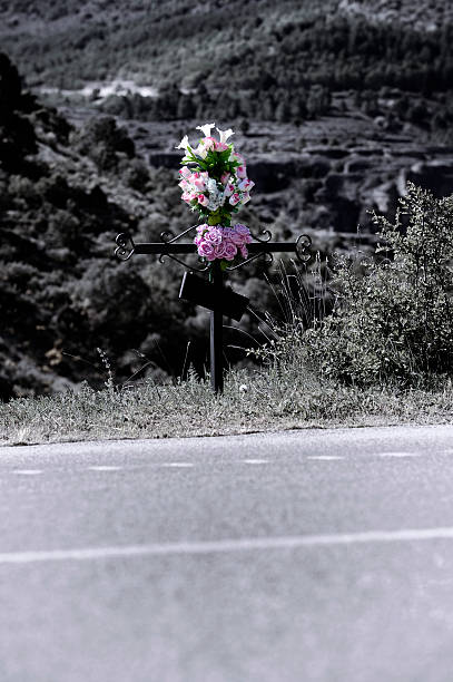 道路脇の記念 - memorial roadside cross cross shape ストックフォトと画像