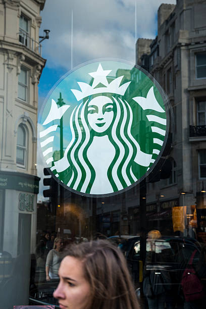 starbucks （スターバックス）では、 - starbucks coffee coffee shop women ストックフォトと画像