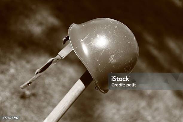 Retro Nato Oder Us Army Helmet Auf Spade Stockfoto und mehr Bilder von Altertümlich - Altertümlich, Ausrüstung und Geräte, Fotografie