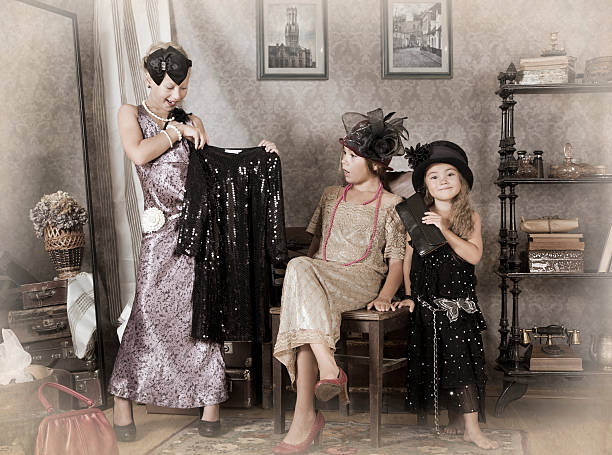 trzy małe stary-moda dziewczyny - child retro revival old fashioned little girls zdjęcia i obrazy z banku zdjęć