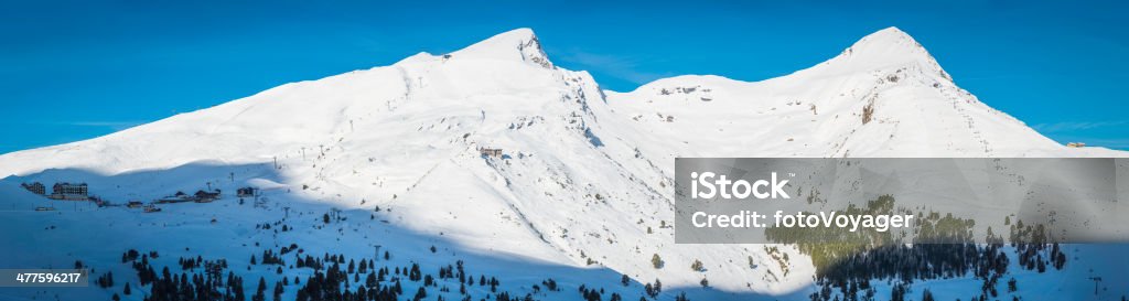 Station de Ski Alpine chalets blanc panorama des montagnes enneigées des Alpes suisses - Photo de Activité libre de droits