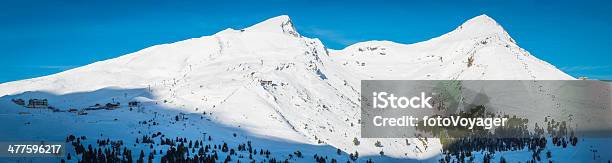 Photo libre de droit de Station De Ski Alpine Chalets Blanc Panorama Des Montagnes Enneigées Des Alpes Suisses banque d'images et plus d'images libres de droit de Activité