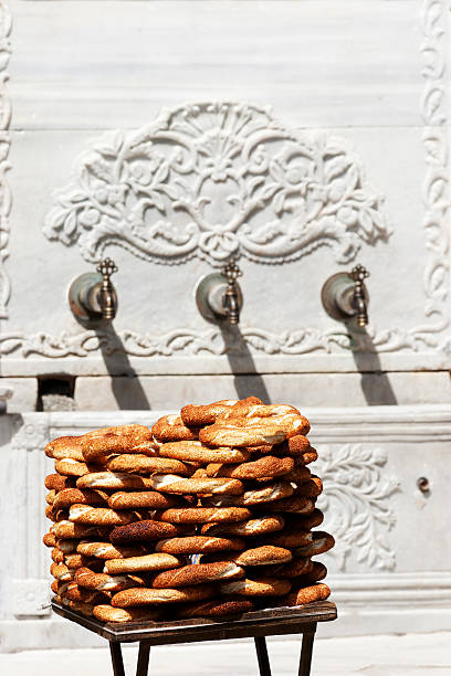 traditionelle türkische sesam-bagels.  – simit -. - istanbul people faucet turkey stock-fotos und bilder