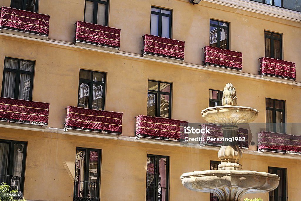 Velho estilo varanda em Málaga.  Arquitetura espanhola tradicional - Foto de stock de Amarelo royalty-free