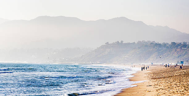 santa monica beach an einem nebligen abend den bergen im hintergrund - santa monica beach city of los angeles california stock-fotos und bilder