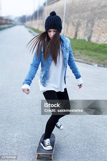 Giovane Donna Pratica Dello Skateboard Brunette - Fotografie stock e altre immagini di Adulto - Adulto, Ambientazione esterna, Andare sullo skate-board