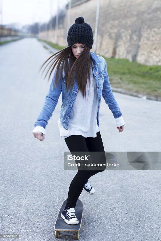 젊은 brunette skateboarder 여자아이 운영기준 - 로열티 프리 갈색 머리 스톡 사진