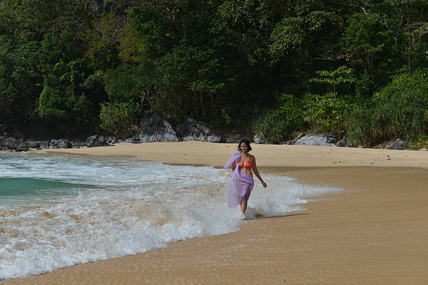 mode prise de vue d'un philippina sur la plage exotique - people traveling elegance philippines palawan photos et images de collection