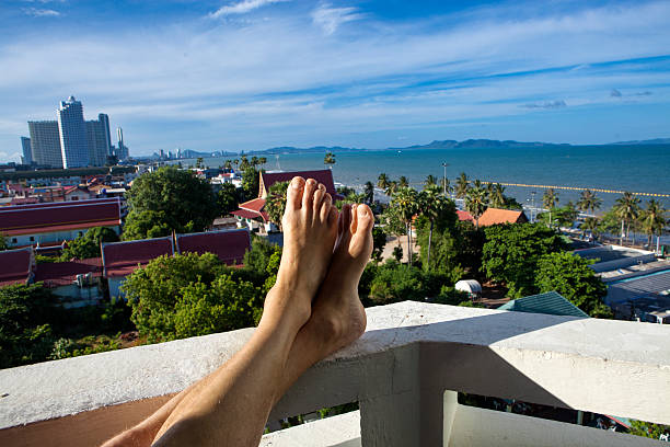 vacanza vista a piedi - balcony human foot men relaxation foto e immagini stock