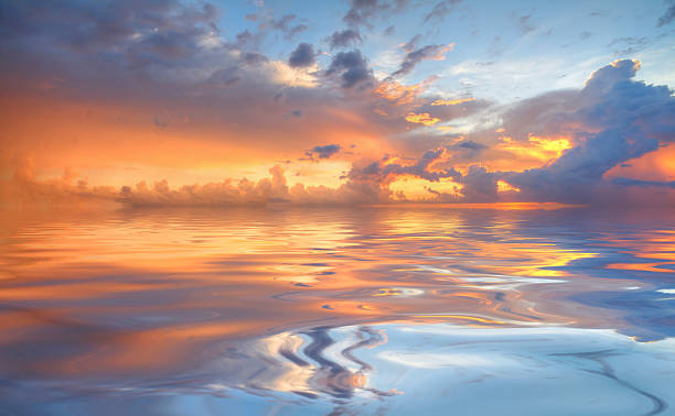 небо отражение - dramatic sky horizon over water sunlight sunset стоковые фото и изображения