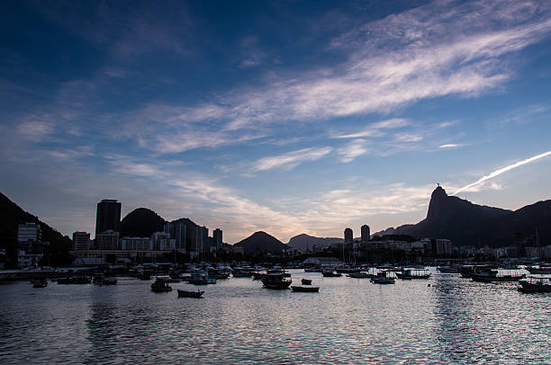 rio de janeiro na wieczór - brazil silhouette sunset guanabara bay zdjęcia i obrazy z banku zdjęć