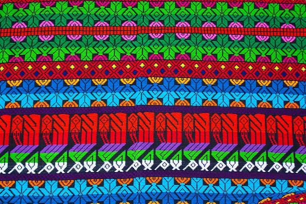 майя украшение на одеяло на чичикастенанго рынок гватемала - bedding merchandise market textile стоковые фото и изображения