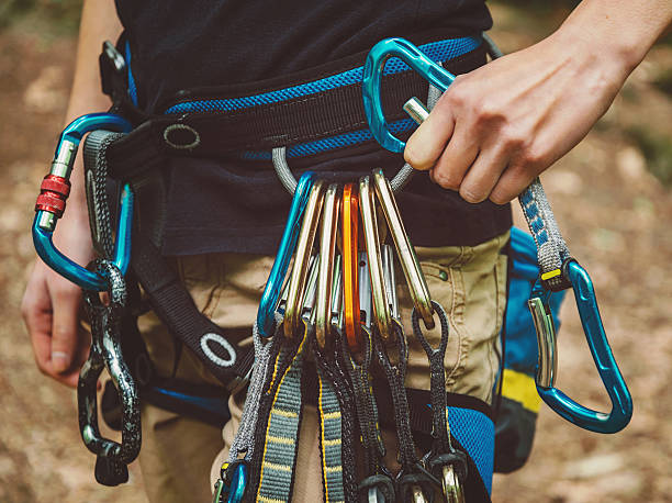 female rock climber wearing safety harness - haak apparatuur stockfoto's en -beelden