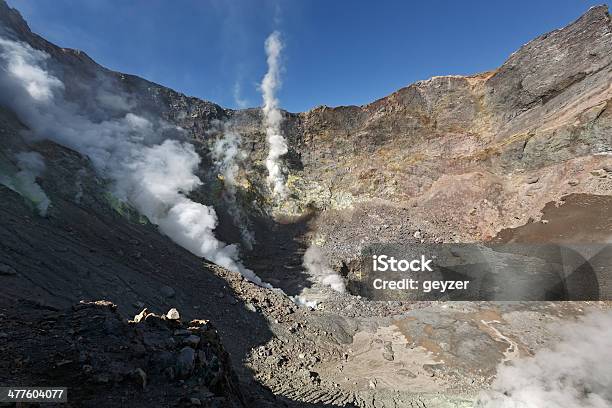 Foto de Cratera Do Vulcão Ativo Da Península De Kamchatka e mais fotos de stock de Beleza natural - Natureza - Beleza natural - Natureza, Cordilheira, Cratera vulcânica