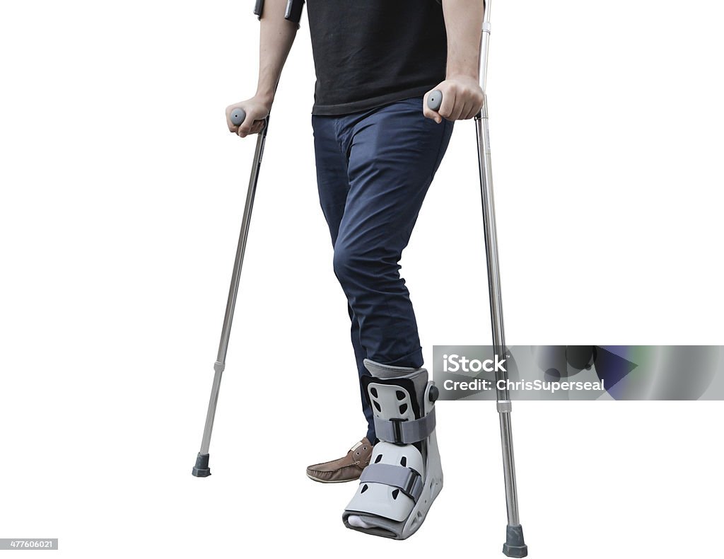 브로컨 신체부위 남자 입고 있는 발목 지원 걷기 목발 - 로열티 프리 석고붕대 스톡 사진