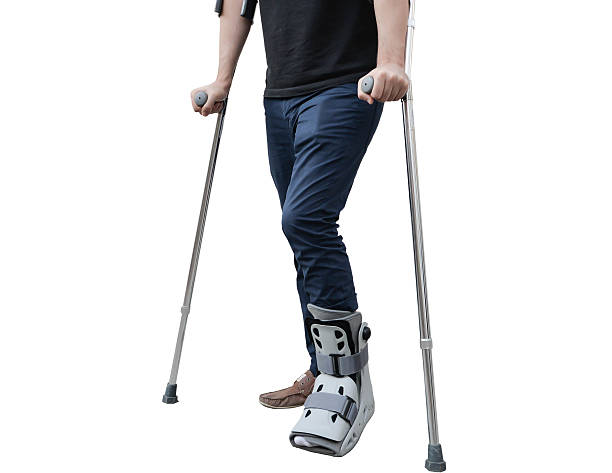 브로컨 신체부위 남자 입고 있는 발목 지원 걷기 목발 - men crutch isolated support 뉴스 사진 이미지