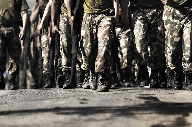 soldier spacer w kierunku kamery - parade marching military armed forces zdjęcia i obrazy z banku zdjęć