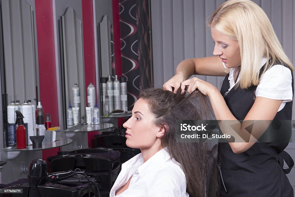 Retrato de trabajo de peluquería profesional en salón de belleza - Foto de stock de Mujeres libre de derechos