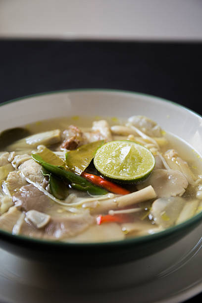 tom yum cibo tailandese - thai cuisine asian cuisine vertical close up foto e immagini stock