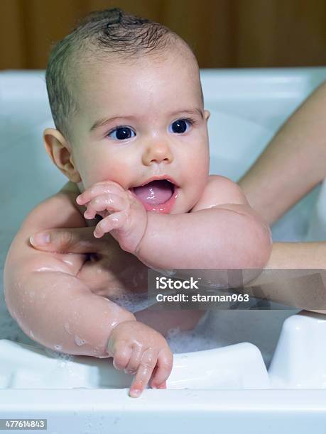 Bambina Sorride Durante Il Bagno Supportati Da Mamma - Fotografie stock e altre immagini di Accudire