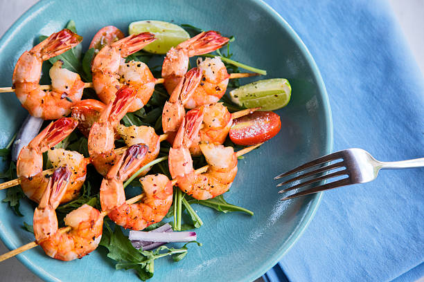 креветки на гриле - prepared shrimp prawn grilled lime стоковые фото и изображения