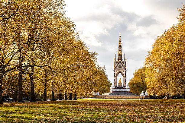 london park su una bella giornata autunnale. - kensington gardens foto e immagini stock