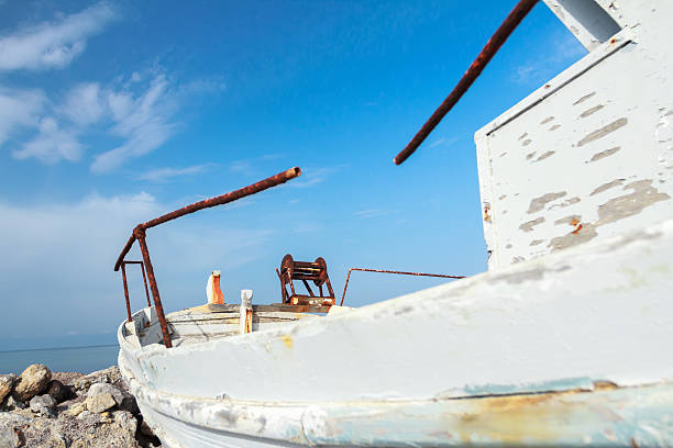 perfil de vista de tinta descamada barco de madeira na ilha de kos - skeg imagens e fotografias de stock