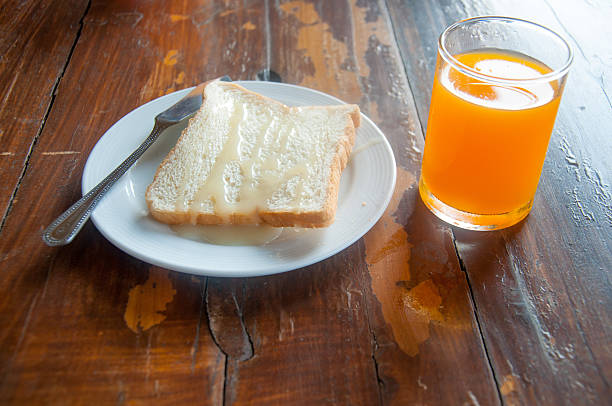 śniadaniowe, sok, mleko i tosty - french toast toast butter breakfast zdjęcia i obrazy z banku zdjęć