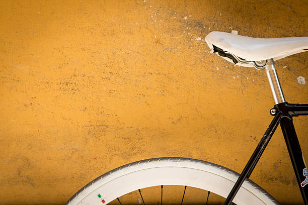 istock Single speed bicycle parked against painted Italian wall 477623388