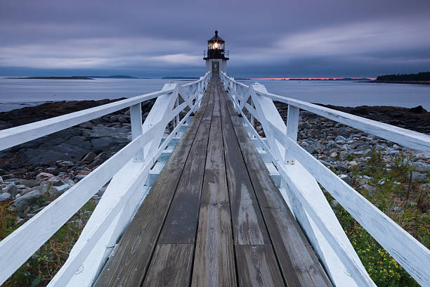 마쉘 포인트 등대 - lighthouse maine waters edge marshall point lighthouse 뉴스 사진 이미지