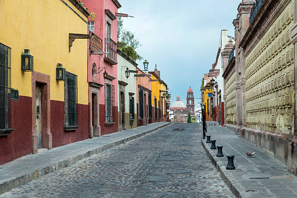 colonial street in guanajuato, messico - mexico san miguel de allende wall road foto e immagini stock