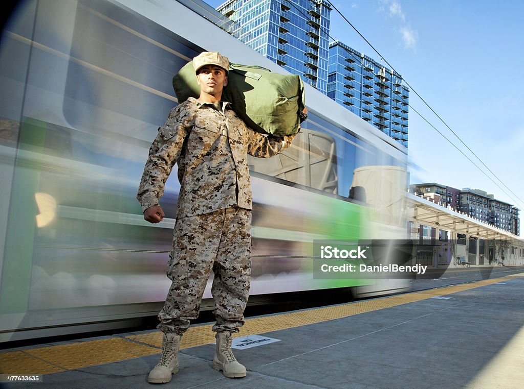 US Marine Soldier desde su casa - Foto de stock de Metro - Transporte libre de derechos