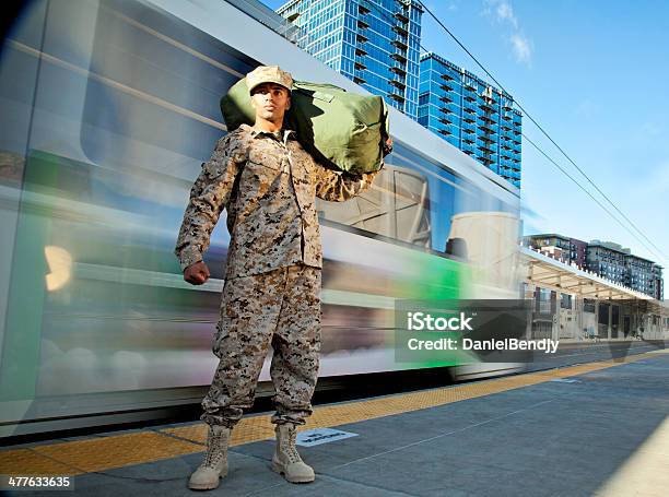 Us Marine Soldier Desde Su Casa Foto de stock y más banco de imágenes de Metro - Transporte - Metro - Transporte, Despliegue militar, Veterano de Guerra