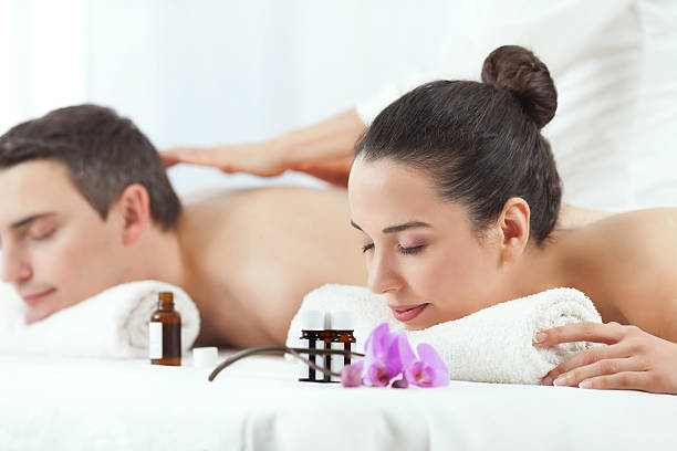 massage au spa - health spa couple spa treatment towel photos et images de collection