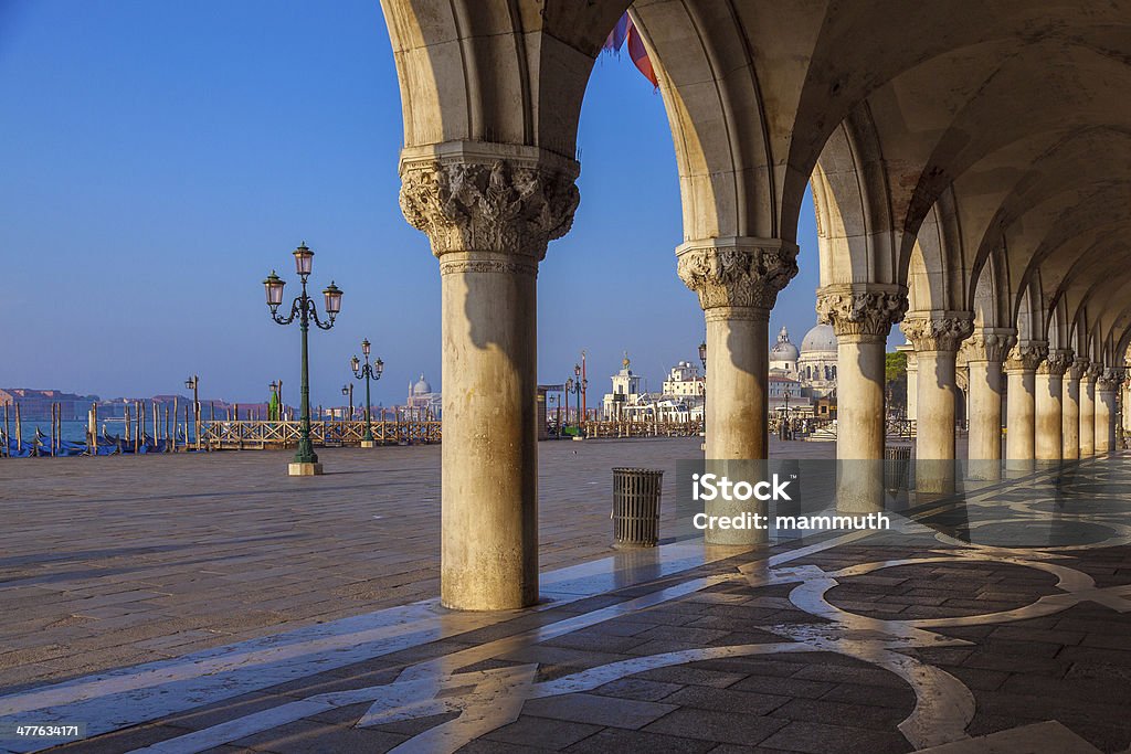 Colunas medieval do Palácio dos Doges, Veneza - Foto de stock de Coluna arquitetônica royalty-free