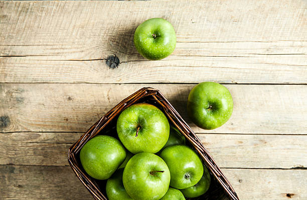 fruit. mele in un cesto su tavolo di legno - jona gold foto e immagini stock