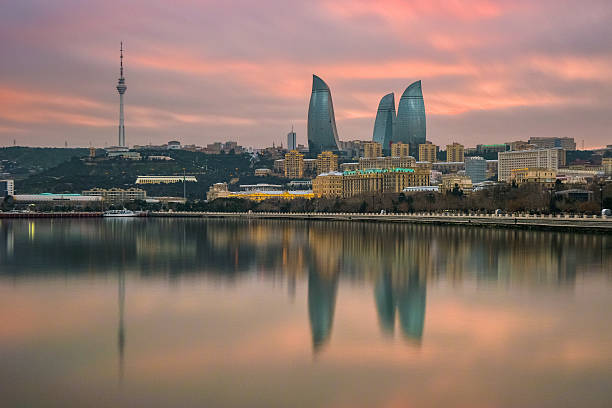 panorama des seaside boulevard in baku aserbaidschan - baku stock-fotos und bilder