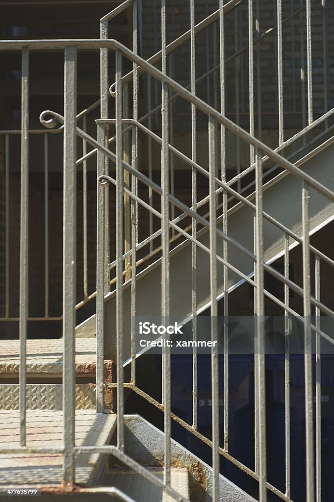Metal Apartment Building escaleras - Foto de stock de Aire libre libre de derechos
