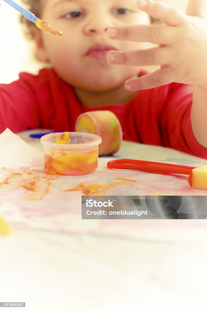 PESSOAS: Criança (2 a 3) está brincando com tinta. - Foto de stock de 18 a 23 meses royalty-free