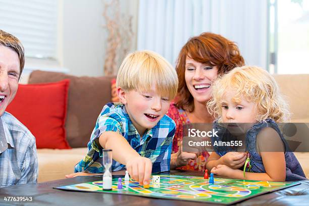 幸せな家族の 2 人の子供と遊ぶボードゲームをお楽しみください - ボードゲームのストックフォトや画像を多数ご用意 - ボードゲーム, 家族, 余暇 ゲームナイト