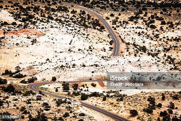 Road の交差点砂漠route 51 数百万ドルをかけた Highway - からっぽのストックフォトや画像を多数ご用意 - からっぽ, まっすぐ, アスファルト